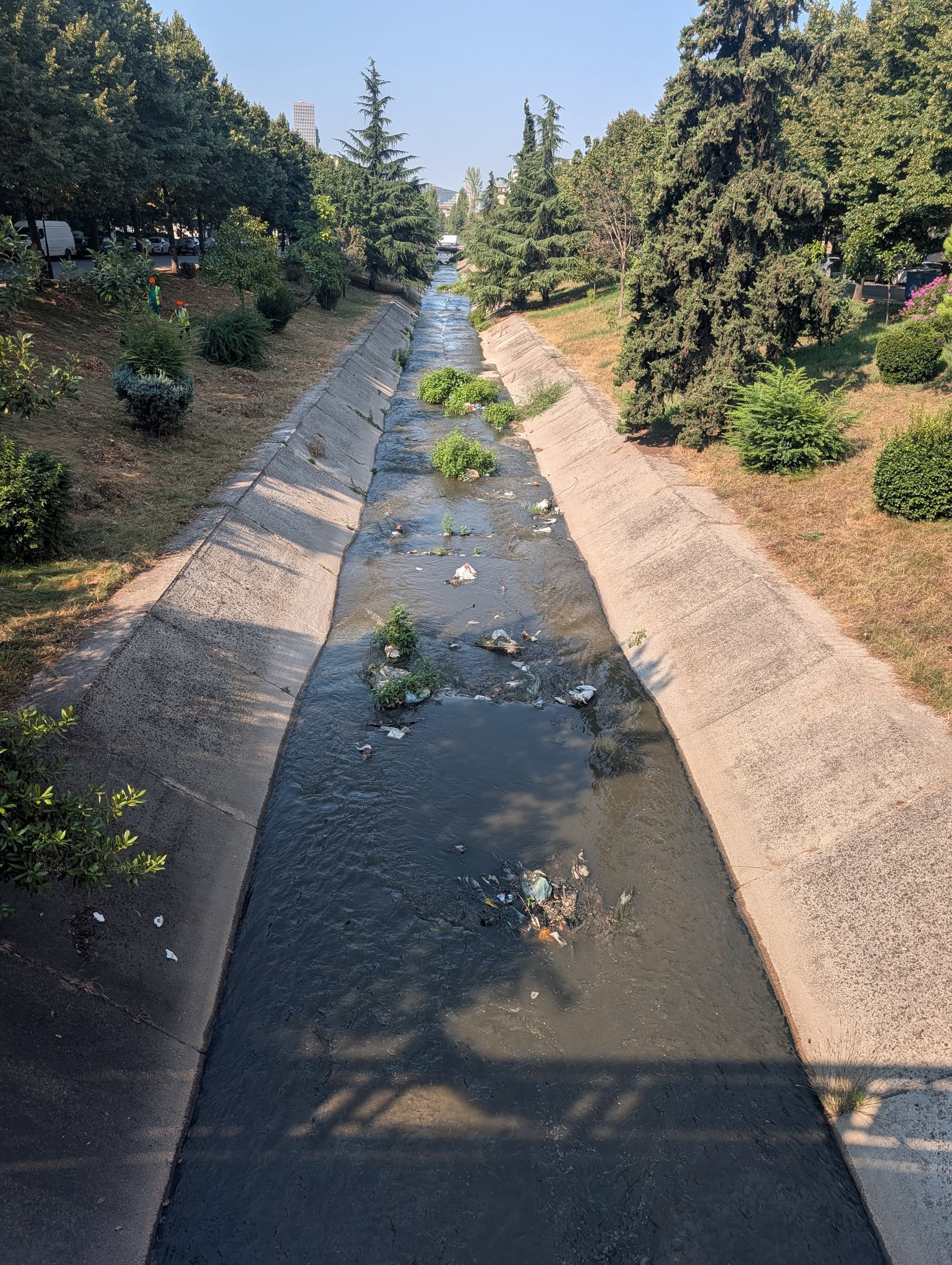 Lana, plaga në mes të Tiranës: Turisti i zhgënjyer nga “lumi-kanal mbeturinash” në mes të kryeqytetit