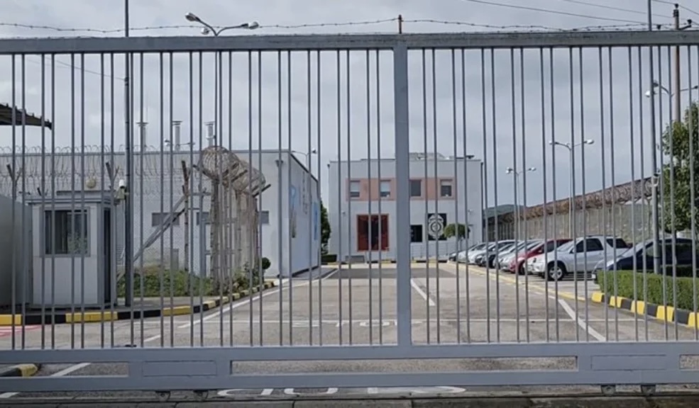 Sherr mes të burgosurve në burgun e Fierit, dy persona përfundojnë në spital