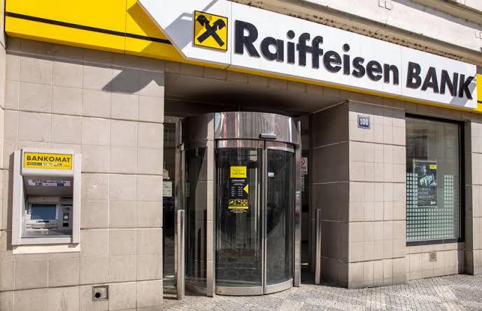 Raiffeisen zhvat qytetarët në të gjitha anët  Lekët i merr  gjobën s e heq nga sistemi