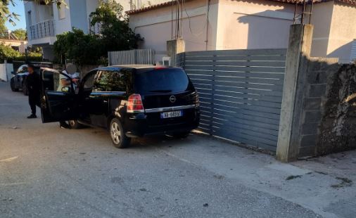 Babai e goditi aksidentalisht me makinë, humb jetën 4-vjeçarja në Ksamil