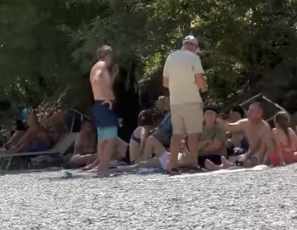 “Turistëve te lumi i Shalës u kërkohen 10 mijë lekë për të ndenjur në hijen e pemëve!”