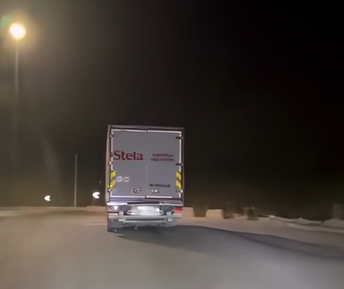 Furgoni i birrës Stela s’pyet për rregulla, ecën pa drita në mes të natës