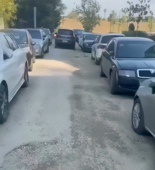  Kam 35 minuta i bllokuar nga makiant e parkuara në rrugë  policia s hap telefonin 