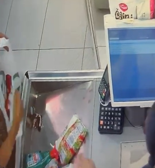 “Më mori çelësat e makinës dhe i futi në qese, i them të mi kthjejë”