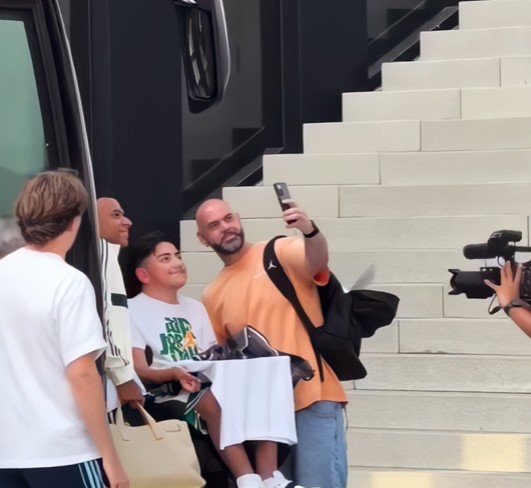 Kylian Mbappé kthehet nga rruga për të takuar fansin me aftësi të kufizuara