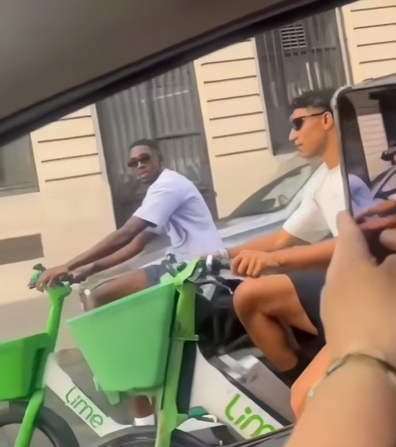 dy-yjet-e-psg-se-larg-luksit-dembélé-dhe-hakimi-shijojne-parisin-me-bicikleta
