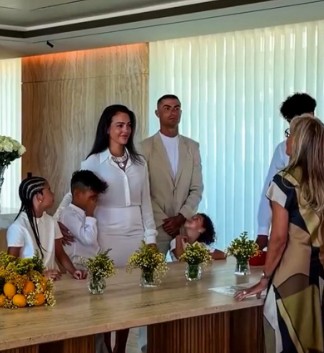 Pa zhurmë e pa bujë, Ronaldo dhe Georgina u martuan në dhomën e ndenjes, vetëm me fëmijët pranë