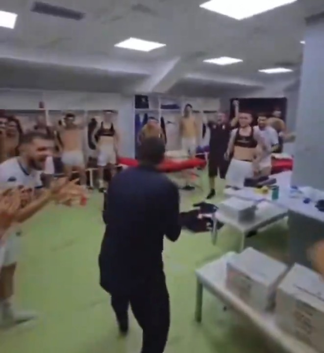Presidenti i Dinamos çmendet pas fitores: Derdh tufat me miliona për lojtarët