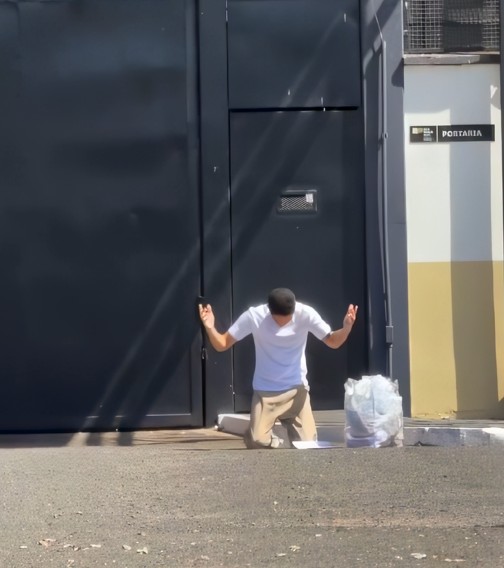 Doli nga burgu, burri ulet në gjunjë dhe i falet Zotit