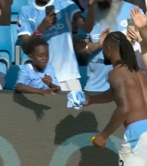 I dha fanellën e ndeshjes  vogëlushi i Man City shpërthen në lot nga emocionet