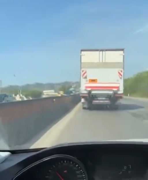 Kamioni “fluturon” mbi 100 km/h në autostradën Durrës-Tiranë