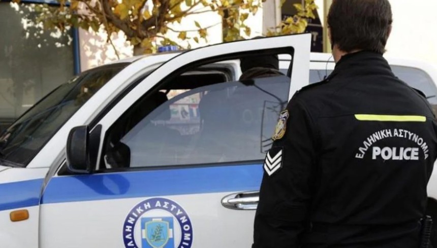 Shqiptari në Greqi ther gruan në sy të fëmijëve