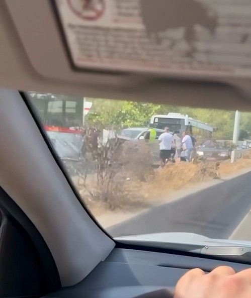 Makina elektrike “i ngjitet” nga pas autobusit