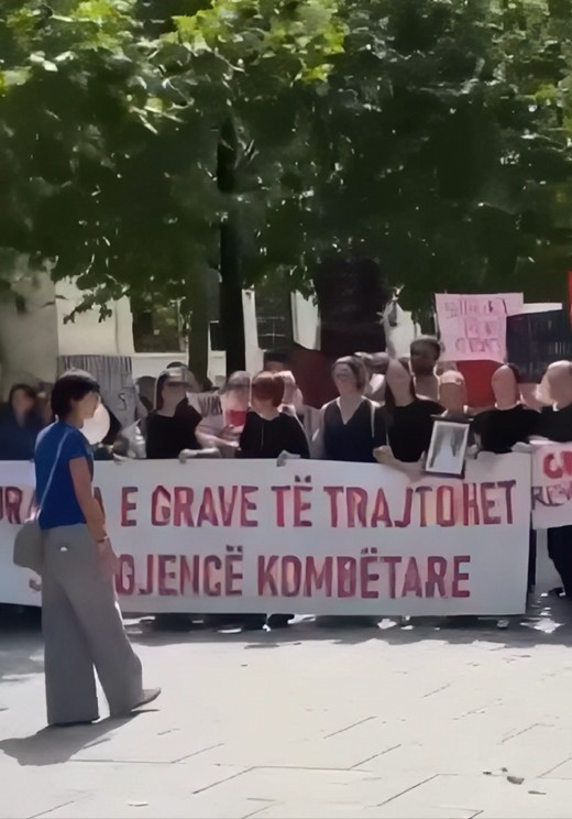 Vr*sja e 25-vjeçares shtatzënë ngre Kosovën në këmbë, protestë masive