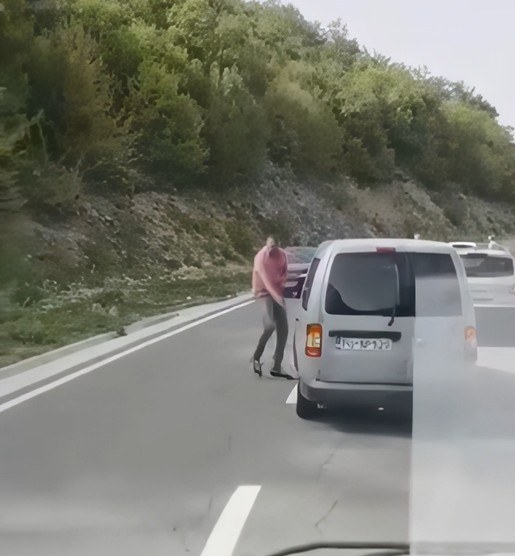 Kujdes kur kaloni në Mal të Zi  Burri del në rrugë dhe godet makinat