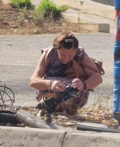 Gruaja në Kinostudio pret me thikë telat e internetit