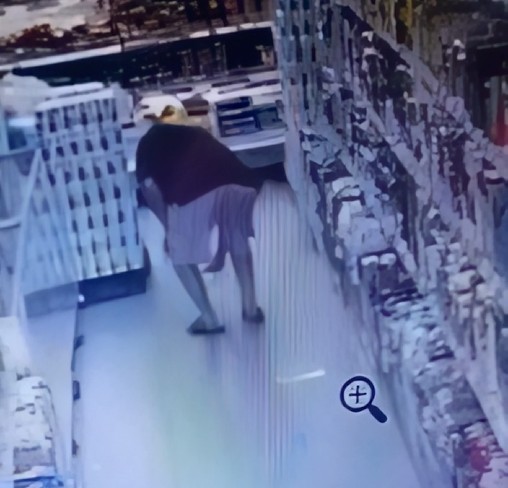 I moshuari merr portofolin që i ra nga xhepi qytetarit  Të lutem ma kthe mrapsht