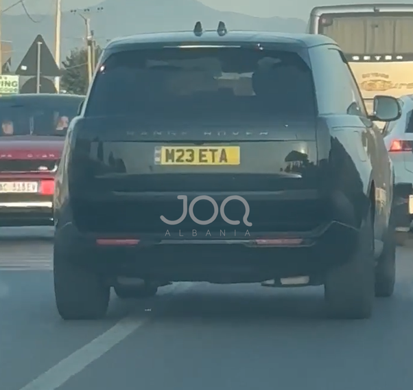 ‘Kamikazi’ me targa angleze s’pyet për rregulla dhe kryen manovra të rrezikshme