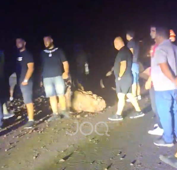 Gurë masivë bien në aksin Hotolisht Librazhd  bllokohet qarkullimi