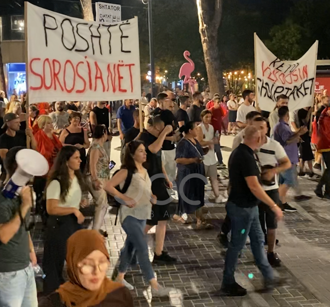 “Poshtë sorosianët”, qytetarët nisin marshimin në ditën e 74-të të protestës