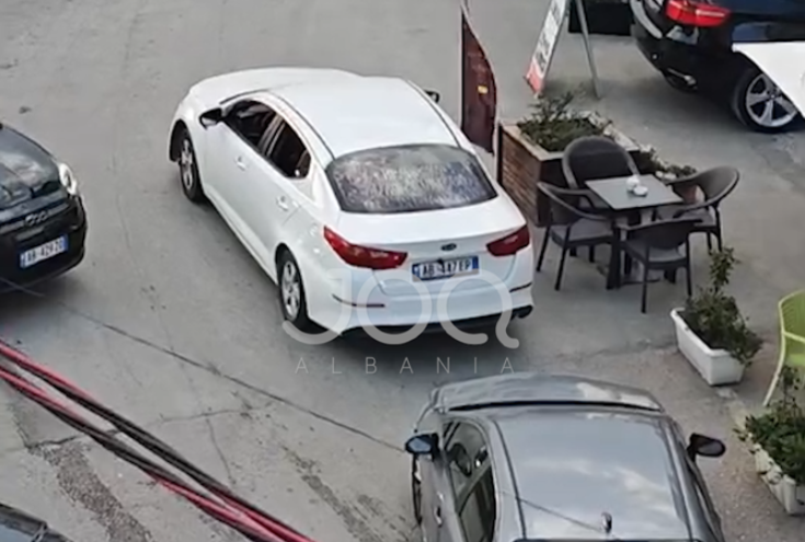 Makina e ndaluar në mes të rrugës bllokon qarkullimin