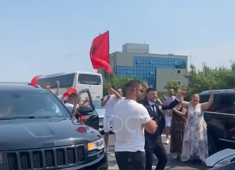 Dasmorët festojnë në mes të autostradës: Gëzim apo bezdi për qytetarët?
