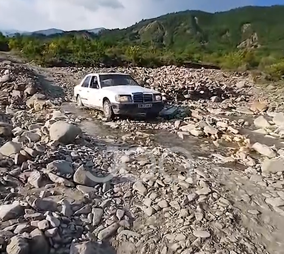 Si në Mesjetë: Kjo është rruga ku kalojnë çdo ditë banorët e fshatrave të Skraparit