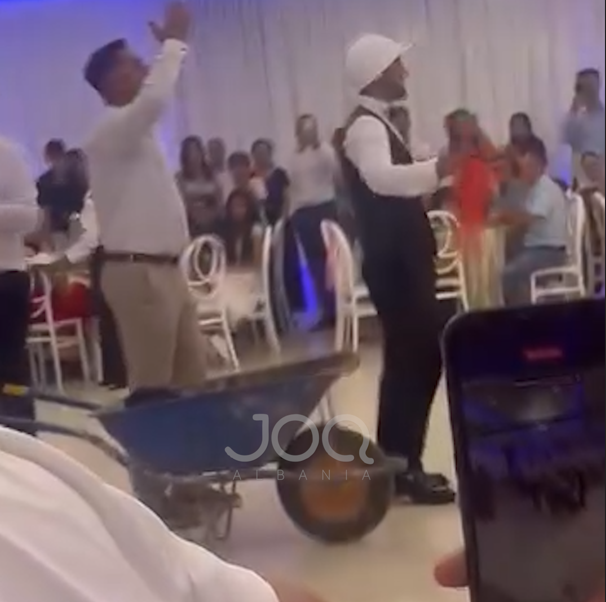 Ndodh në Kukës: Dasmorët kërcejnë rreth karrocës së ndërtimit