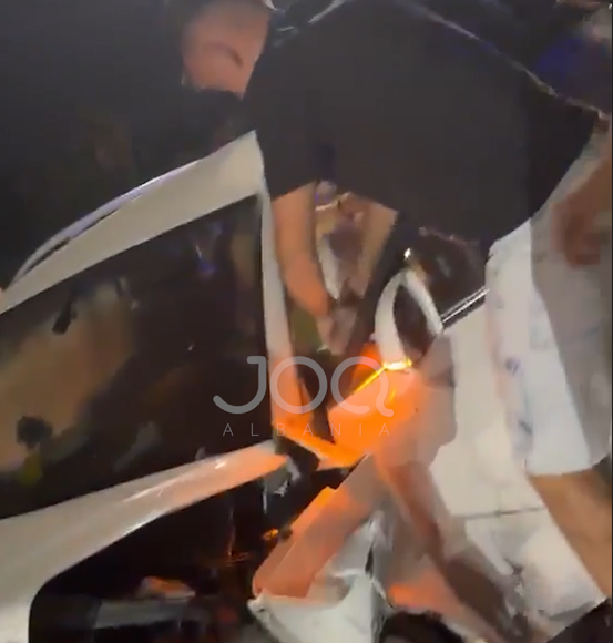 Aksidenti në Shëngjin  qytetarët i vijnë në ndihmë shoferes së bllokuar në makinë