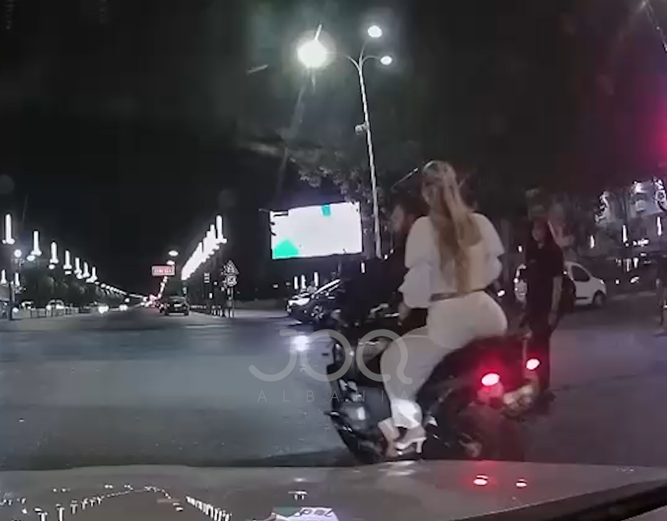  Kamikazi  me motor s pyet për semafor  futet me të kuq dhe rrezikon qytetarët