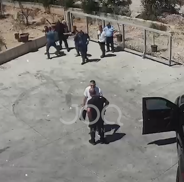 “Ka ngel të vritemi këtu”, konflikt për rrugën në Vorë: Na nxorën armët!