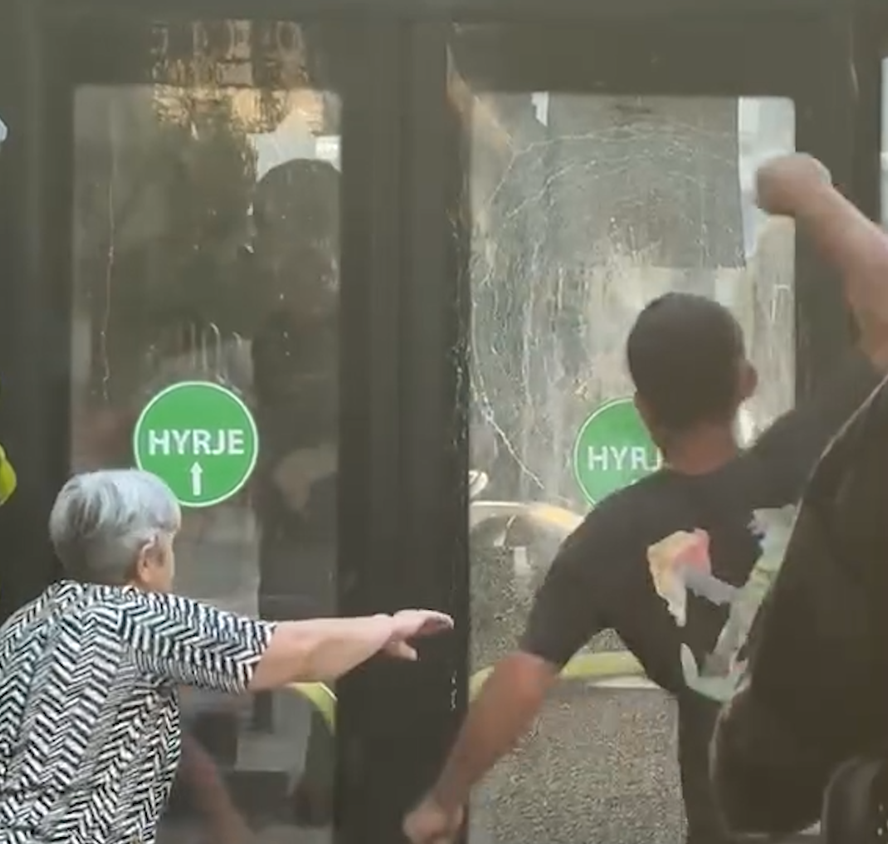 Plas sherri në Tiranë, burri thyen me grusht xhamin e urbanit