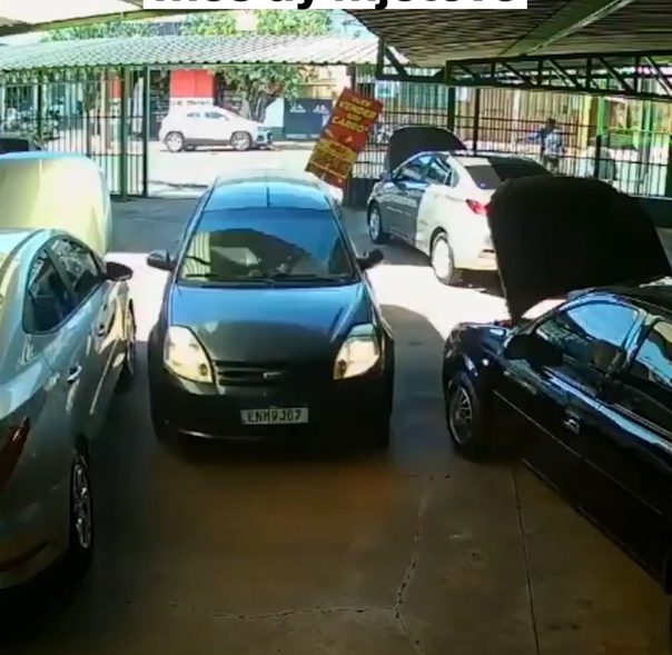 Makina përplaset dhe përfundon “e parkuar” mes dy mjeteve