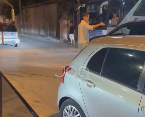Turisti i huaj lë pushimet dhe zbret në rrugë për të “bërë detyrën” e Policisë