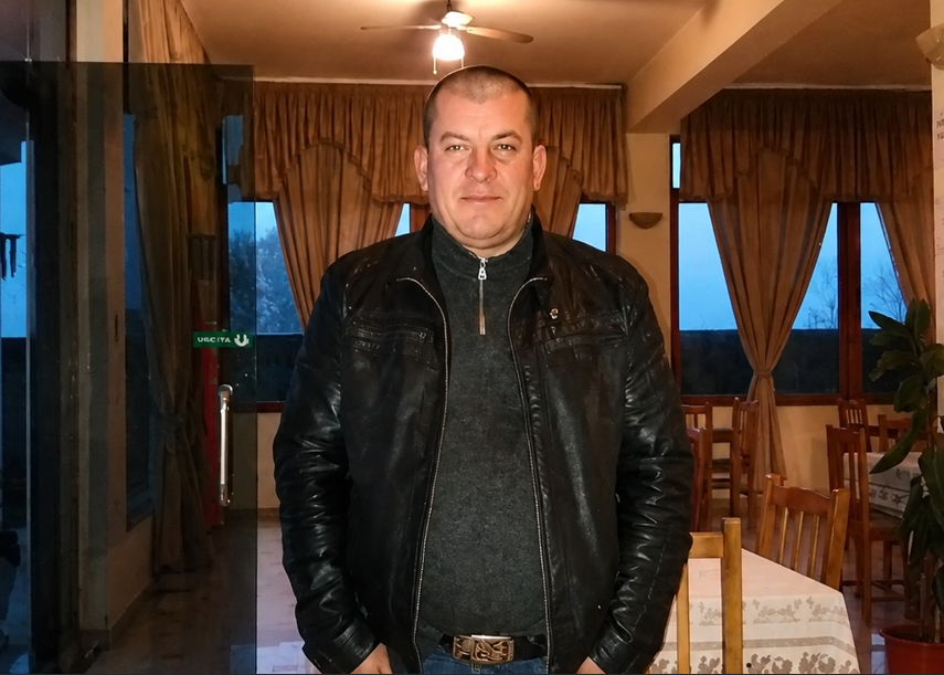 Ky është 45-vjeçari që vrau nënën me sqepar e plagosi babanë