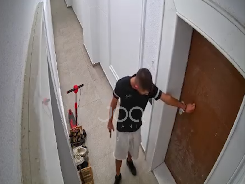  Ky person del natën vonë dhe kryen veprime të dyshimta para dyerve të apartamenteve 