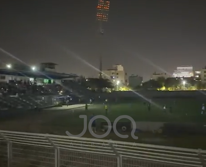 Fiken dritat në stadium gjatë ndeshjes Teuta Tirana  tifozët në kor  Rama ik 