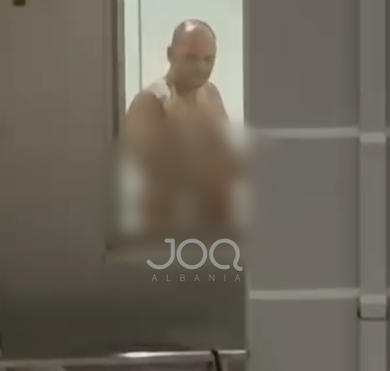 Banorët denoncojnë burrin që bën dush me dritare hapur në Shëngjin