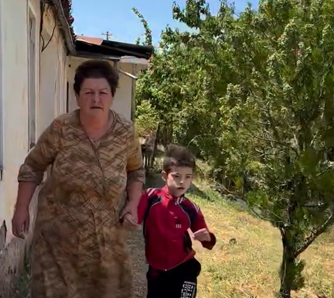 Prekëse: 10-vjeçari me epilepsi u braktis nga prindërit, rritet nga gjyshërit në varfëri ekstreme