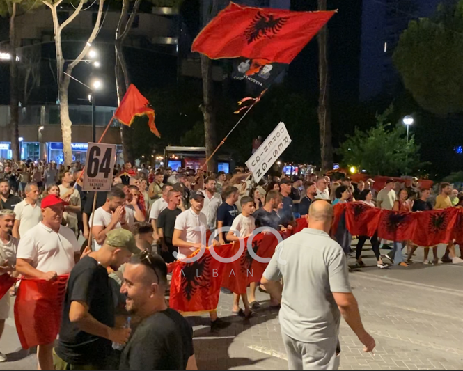 Dita e 64-të e protestës, qytetarët vërshojnë në rrugët e Tiranës