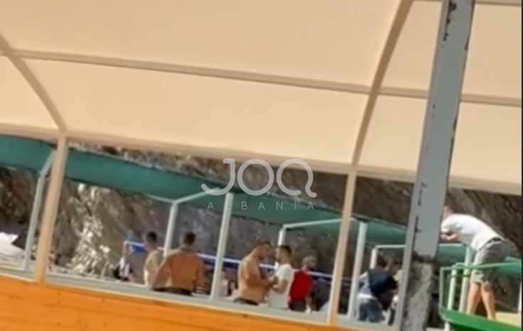 Plas sherri mes pronarëve të varkave në lumin e Shalës