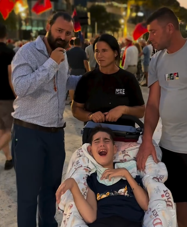 Nëna me djalin e paralizuar në protestë, 10-vjeçari ka nevojë për ndihmën e shqiptarëve
