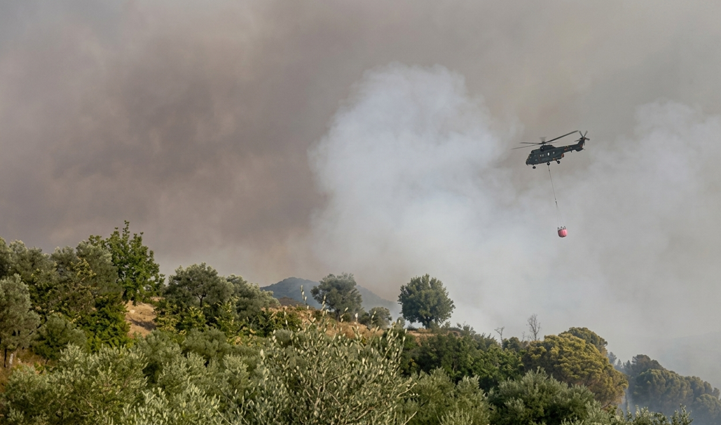 Zjarri në Mallakastër del jashtë kontrollit  evakuuohen 15 familje