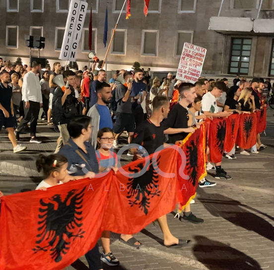 67 ditë në shesh, qytetarët vërshojnë në rrugët e Tiranës