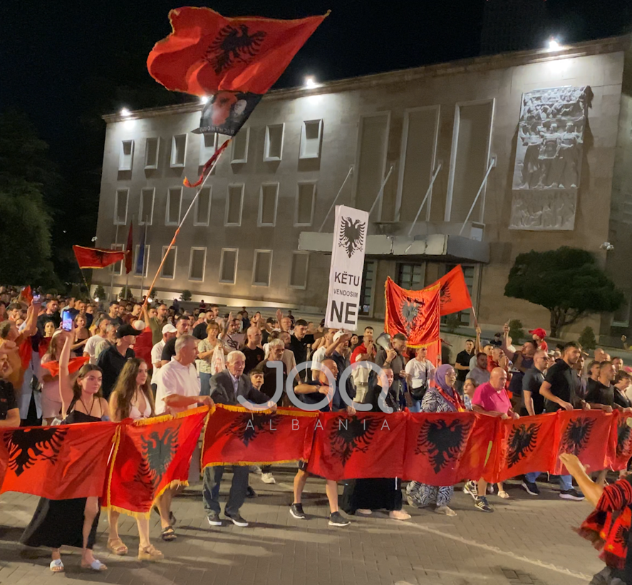 Dita e 68-të e rezistencës, qytetarët nisin marshimin: Ju erdhi fundi!