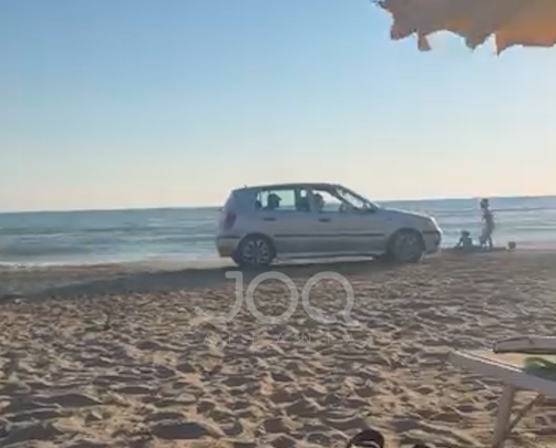 Makina kalon mes pushuesve në plazhin e Hamallajt: Po e drejtonte një grua!