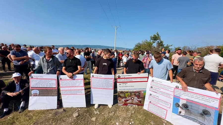 Qytetarë protestojnë kundër ndërtimit të një kishe në Zogaj