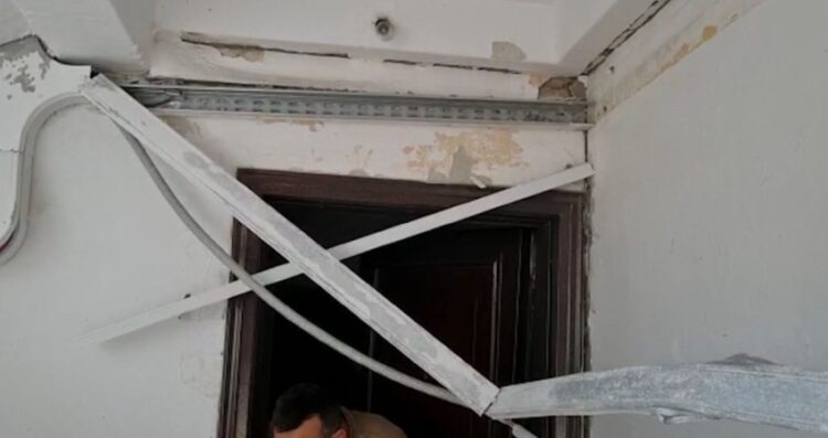 Shpërthimi me eksploziv në derën e një banese në Tufinë