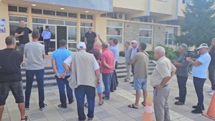 Fermerët protestojnë para Bashkisë Kukës për mungesën e ujit vaditës