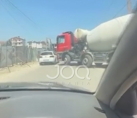 Betonieret bllokojnë rrugën kryesore në Paskuqan, sikur ta kenë pronë të tyre”